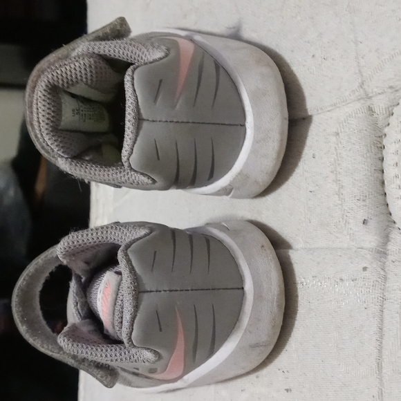 Nike shoes - Picture 2 of 3